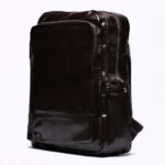 Sac à dos en cuir marron noirci avec multiples compartiments